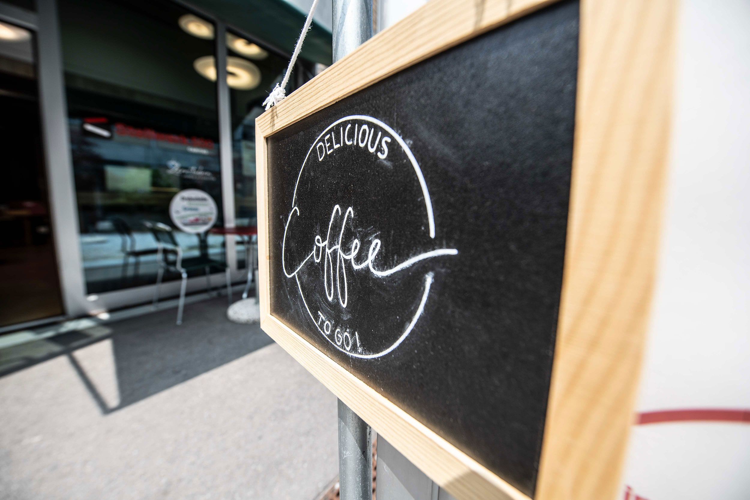 Vor der Lernstube Altstetten hängt ein Schild mit der Aufschrift "Coffee"