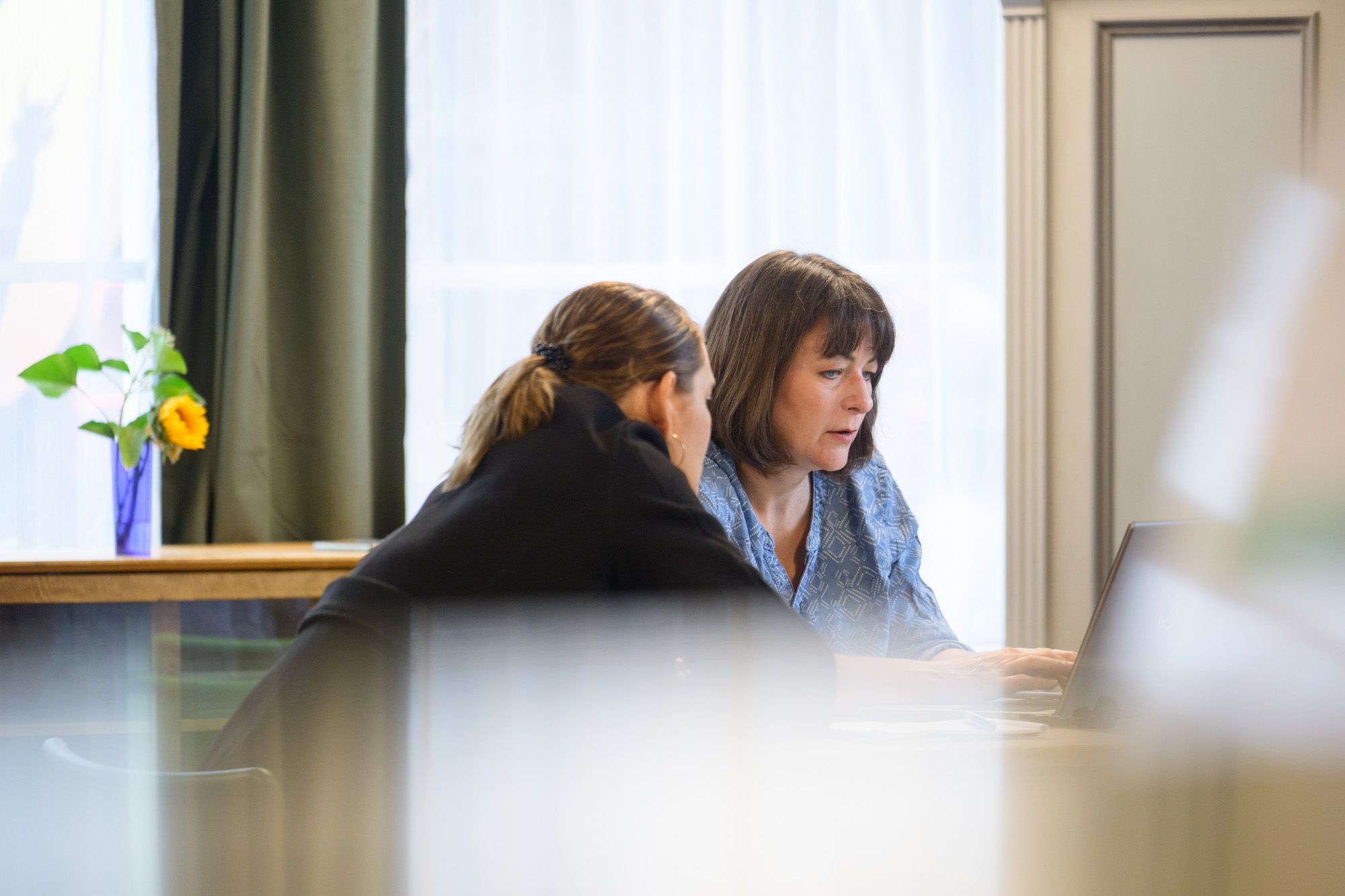 Zwei Personen lernen in der Lernstube Bülach an einem Laptop