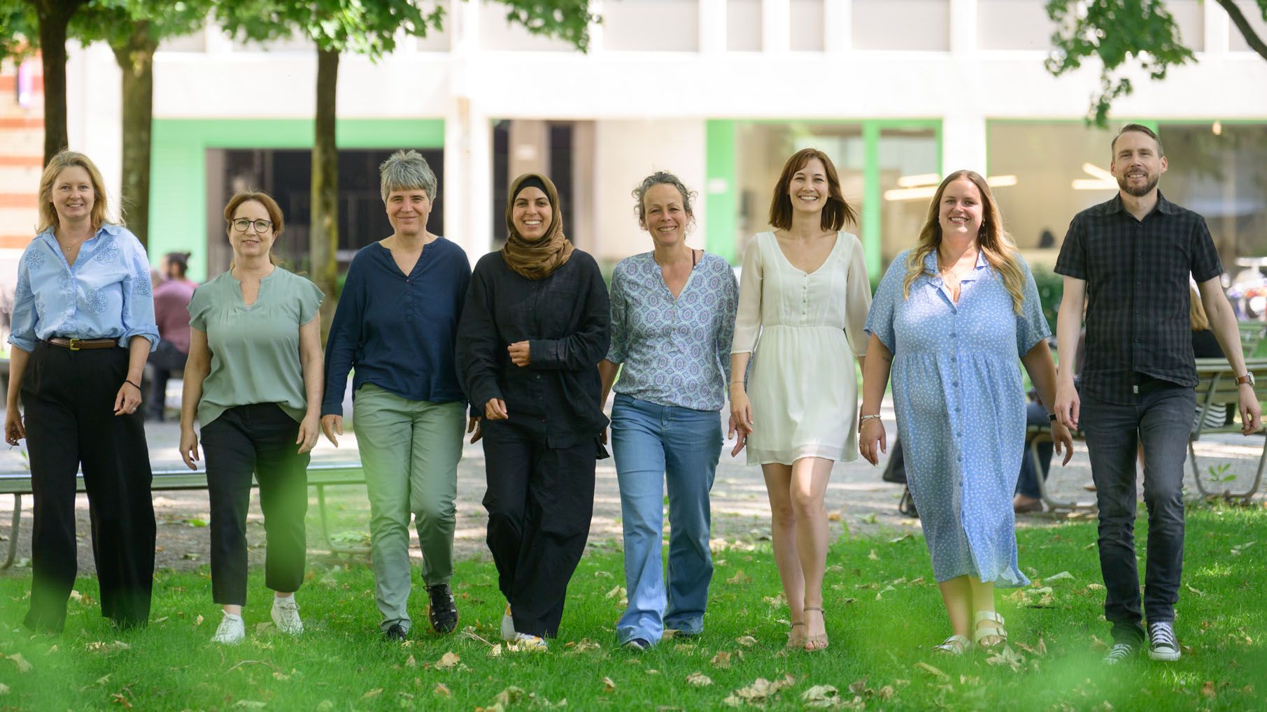 Teamfoto der Fachstelle Grundkompetenzen. Es sind 6 Frauen zu sehen, die auf einem zukommen