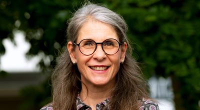 Illustration einer blonden Frau (Nora), die in die Lernstube geht