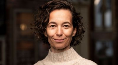 Illustration einer blonden Frau (Nora), die in die Lernstube geht