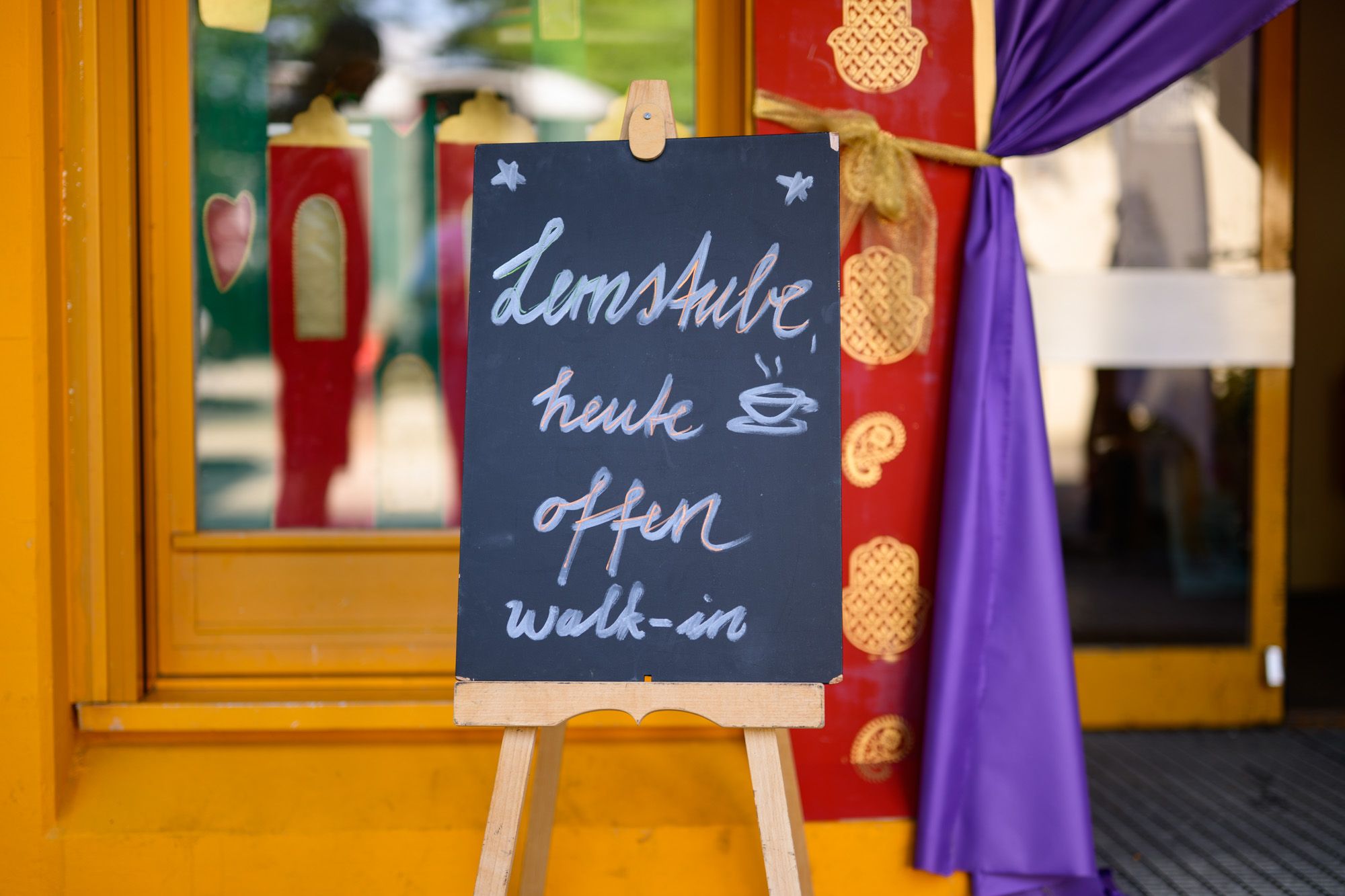 Schild am Eingang der Lernstube auf dem steht "Lernstube heute offen"