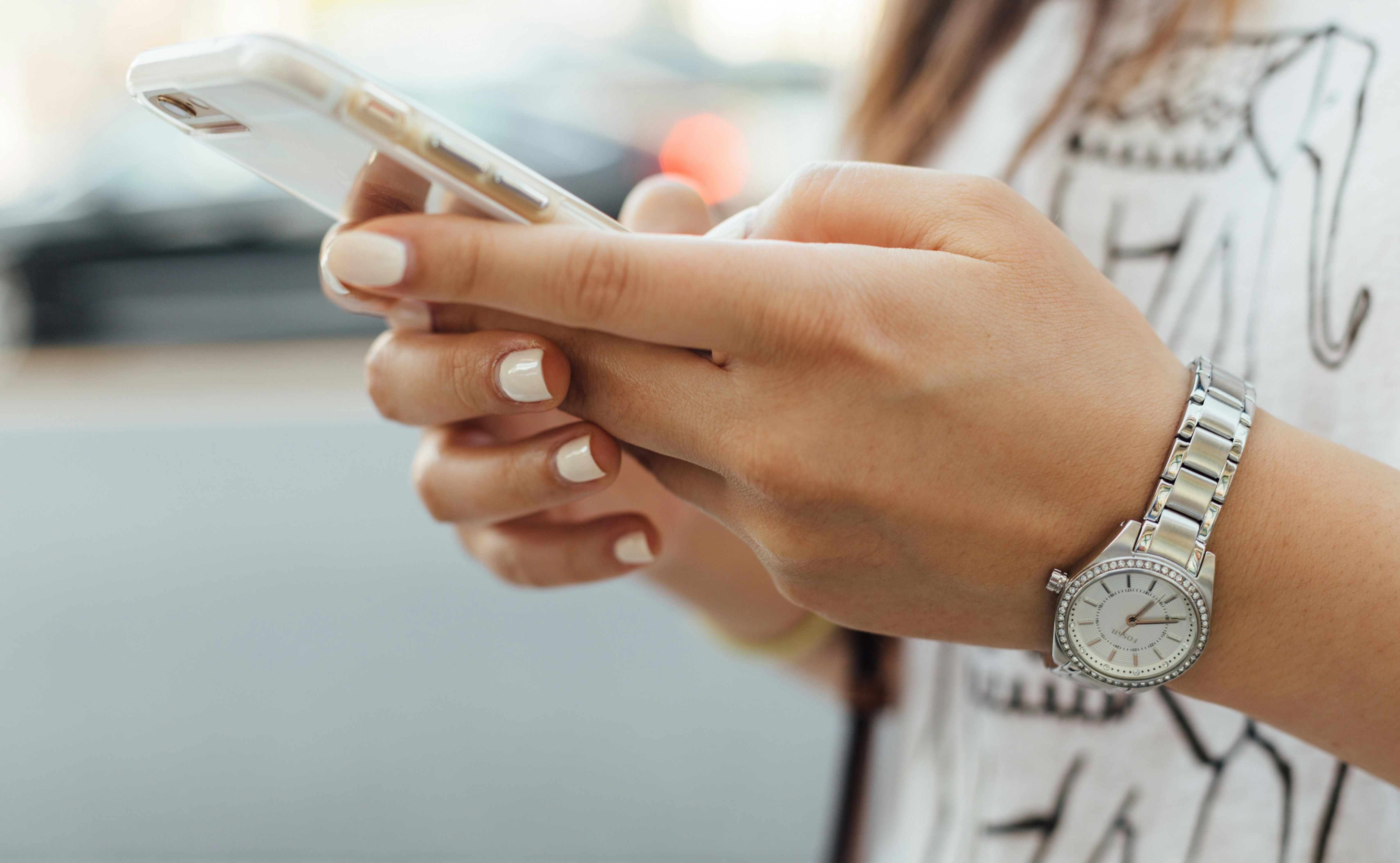 Eine Frau hält ihr Handy in der Hand