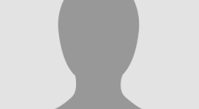 Illustration einer blonden Frau (Nora), die in die Lernstube geht