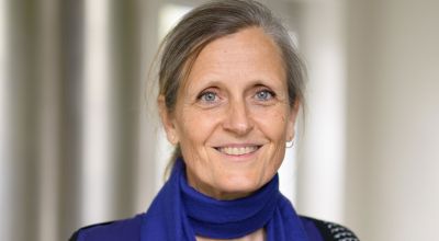 Illustration einer blonden Frau (Nora), die in die Lernstube geht