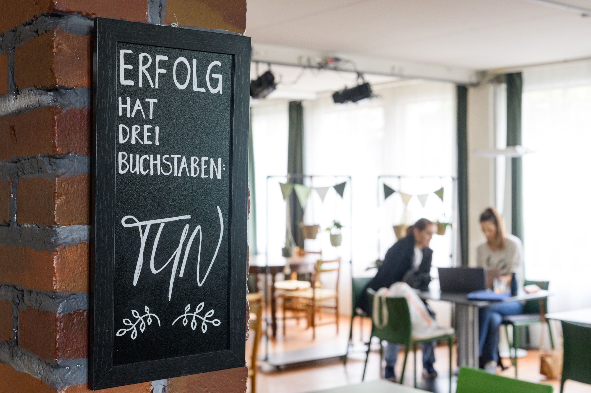 Schild in der Lernstube Bülach mit Slogan "Erfolg hat drei Buchstaben: TUN"