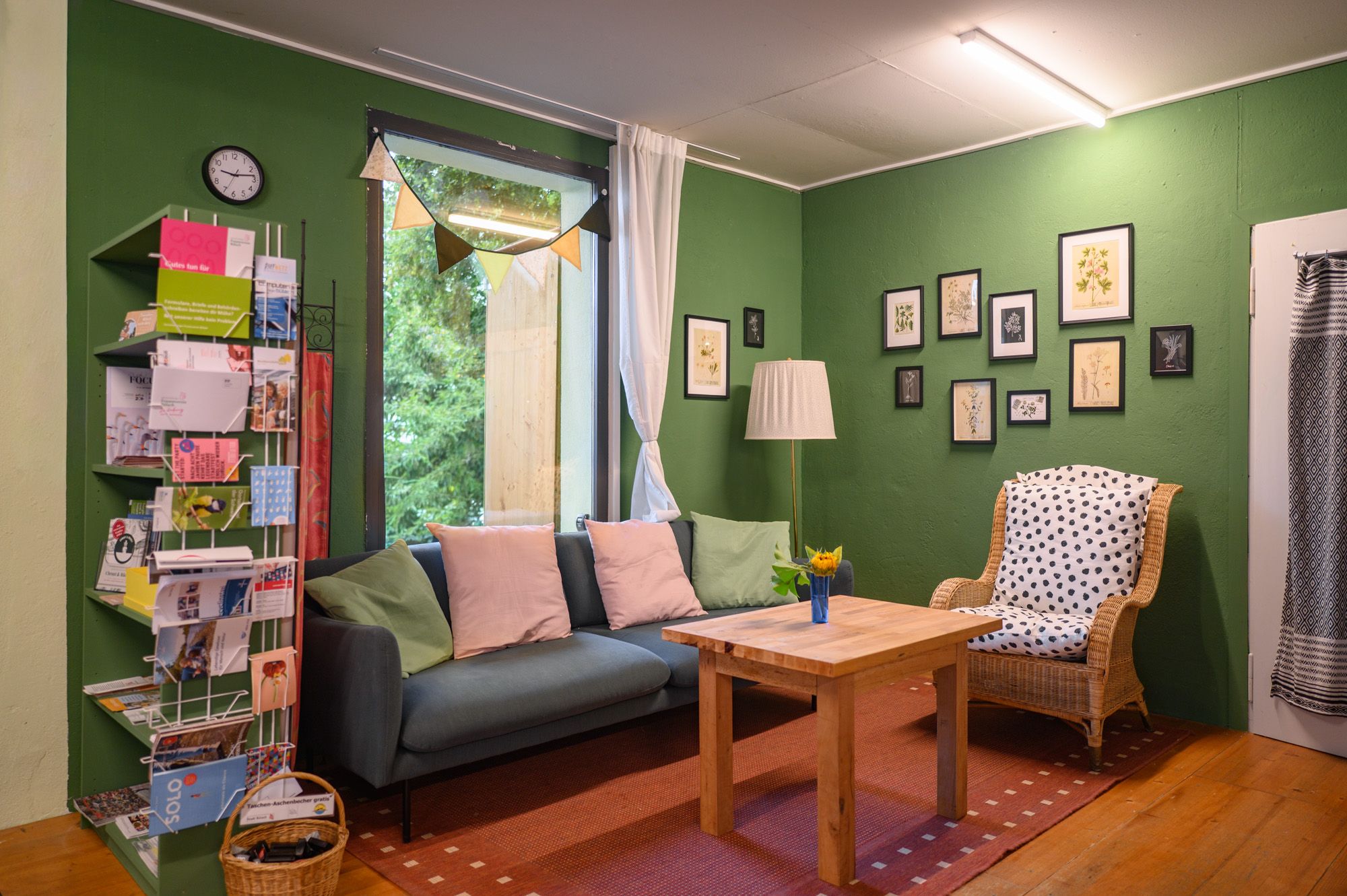 Innenansicht der Lernstube Bülach mir einer gemütlichen Sofaecke