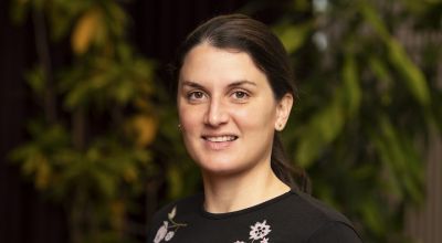 Illustration einer blonden Frau (Nora), die in die Lernstube geht